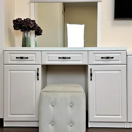 Spacious 2 Bedroom In Old Town Apartment *