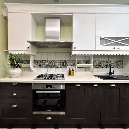 Spacious 2 Bedroom In Old Town Apartment *