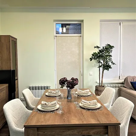 Spacious 2 Bedroom In Old Town Apartment *