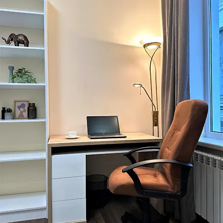 Spacious 2 Bedroom In Old Town Apartment *