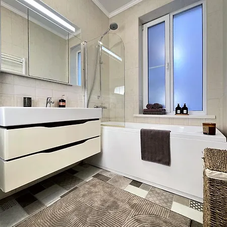 Spacious 2 Bedroom In Old Town Chişinău